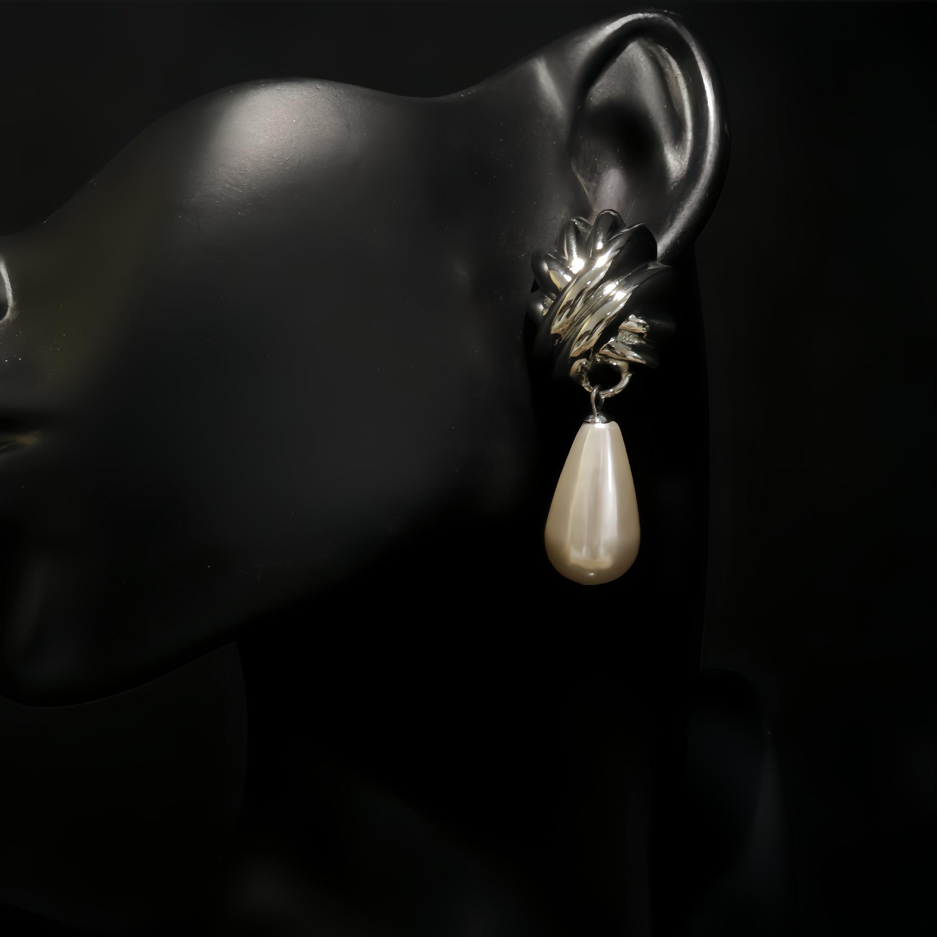 

Fashionable Retro Style Long Pearl Droplet Shaped Earrings And Ear Clip Necklace Set Wearing It Looks Elegant And