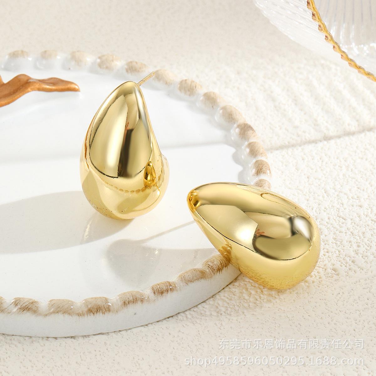 

Серьги-пусеты из нержавеющей стали золотистого цвета в форме капли воды: Элегантный и Современный Дизайн для Женщин золотой
