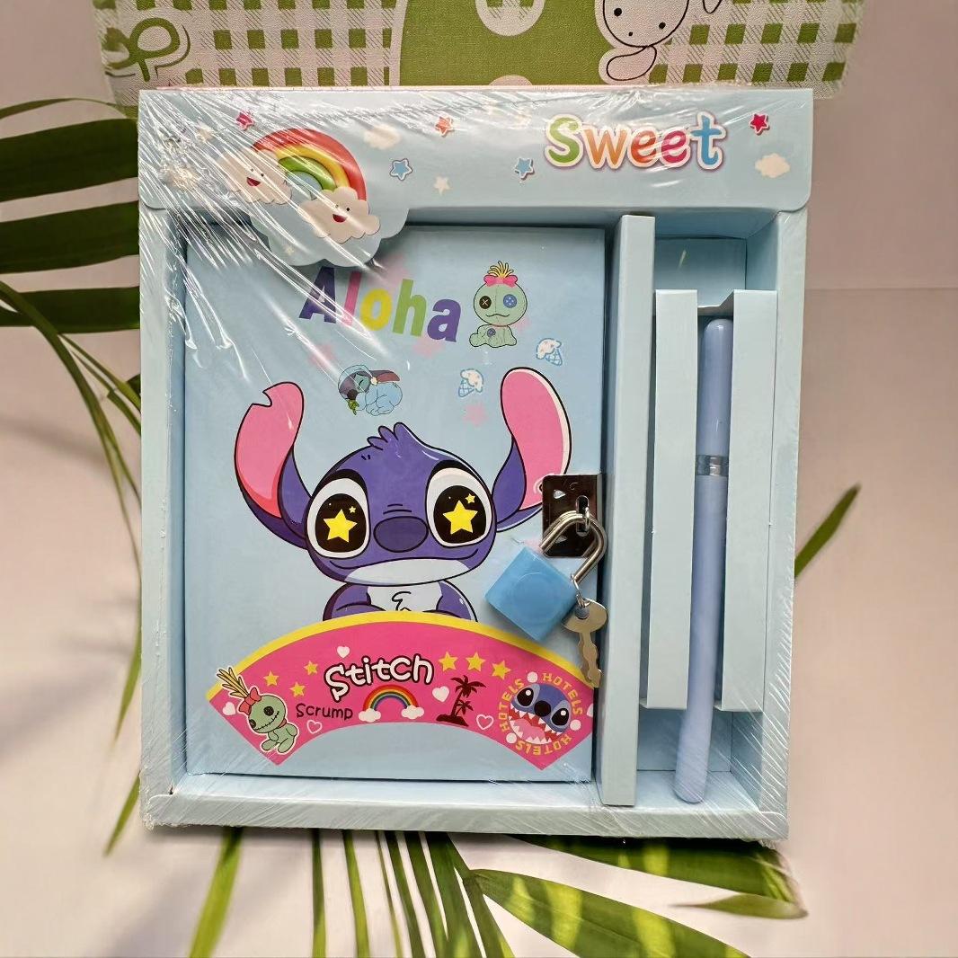 

Набор мультяшных персонажей MINISO с замком Милый аниме блокнот Лило и Стич Комбинация Ажурная жесткая коробка Замок Книга Подарки