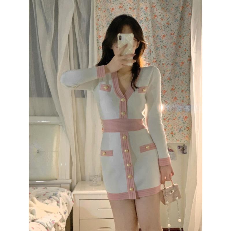 High-end V-neck Fashion Knitted Dress Women's Early Autumn New Temperament Niche Design Hip Skirt