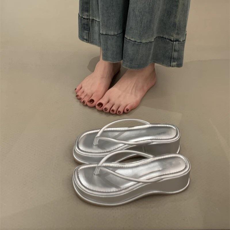 Thick-soled heightened pinch-on flip-flops fairy shoes 2025 new summer outer wear holiday wedge sandals