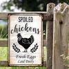 Metalowy Znak Farmerski w Stylu Vintage, "Rozpieszczone Kury Codziennie Świeże Jaja" Retro Wzór Kury, Wiejski Akcent Dekoracyjny