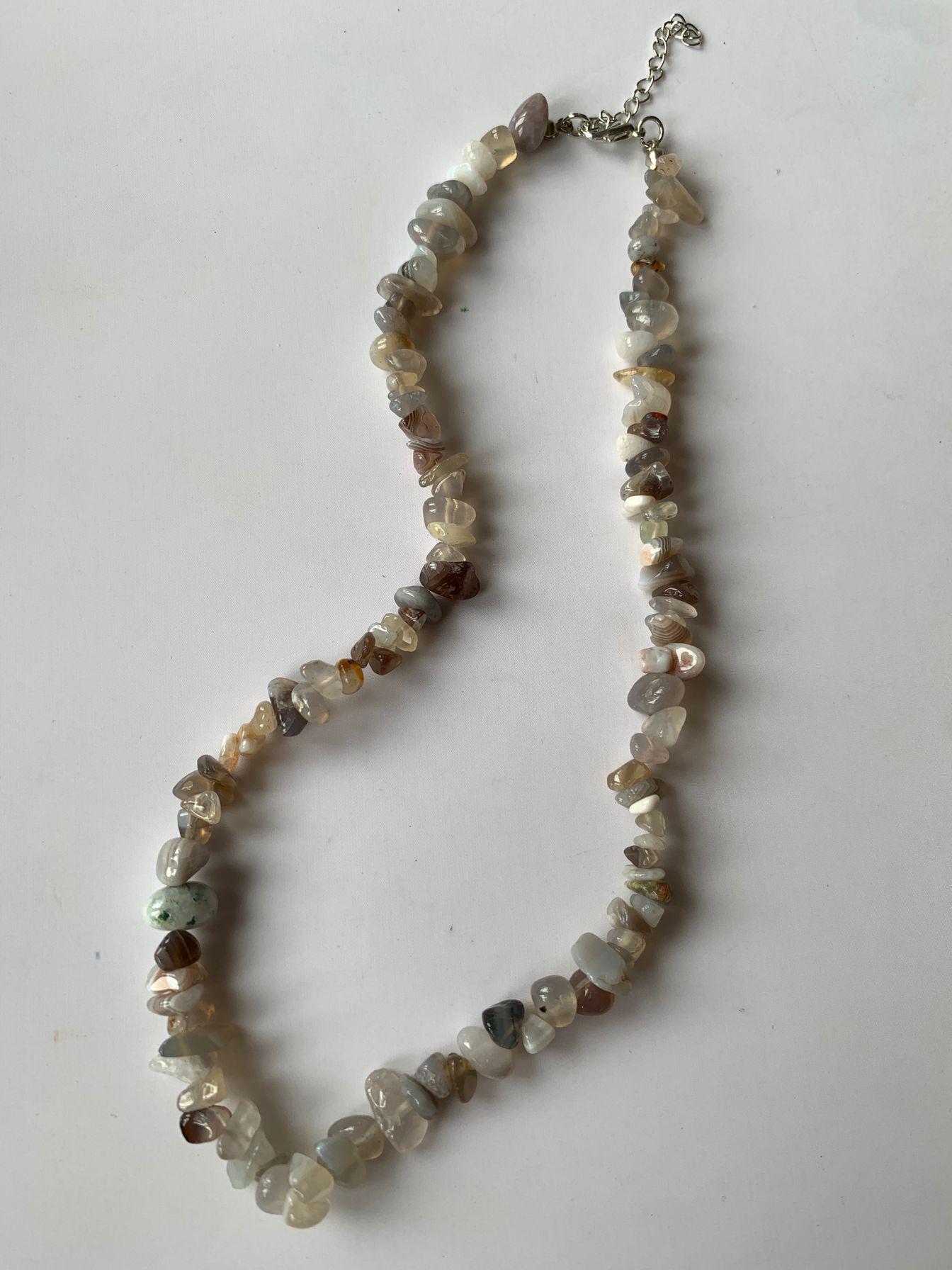 

Семицветный чокер из натурального дробленого камня и кристаллов - Ожерелье в пляжном стиле для весны/лета