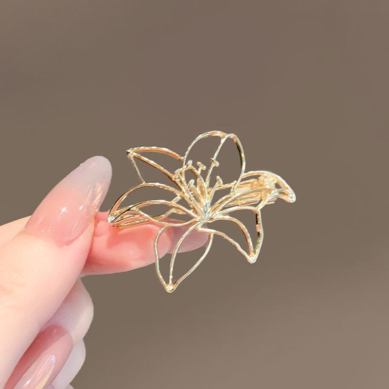 Simple Hollowed-out Floral Brooch for Women Exuding A Sense of High-end Fashion and Elegance It Is A Brooch Accessory for Suit Shirts