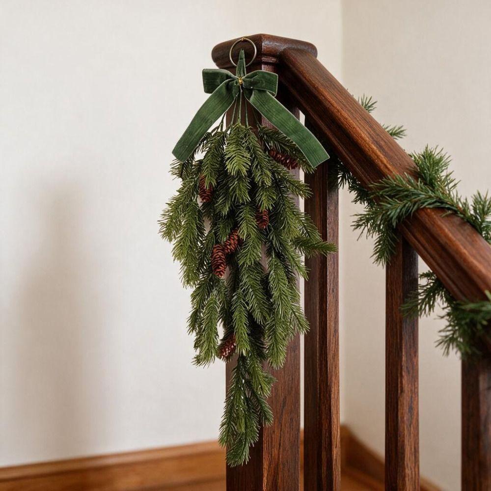 Künstlicher Weihnachts-Tannennadel-Girlande mit künstlichen Kiefernzapfen und Beeren Tränenform Hängende Ranke Tannennadelzweige Simuliert