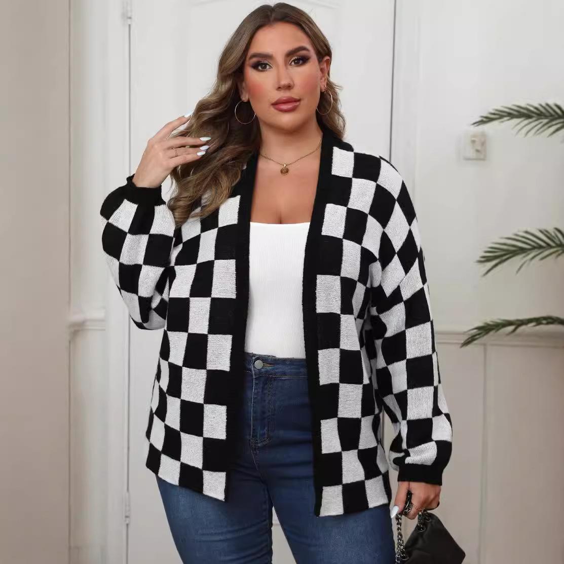 

Женский свободный повседневный свитер в клетку с контрастными цветами и узором «пэчворк» для осени и зимы больших размеров 3XL чёрный/белый