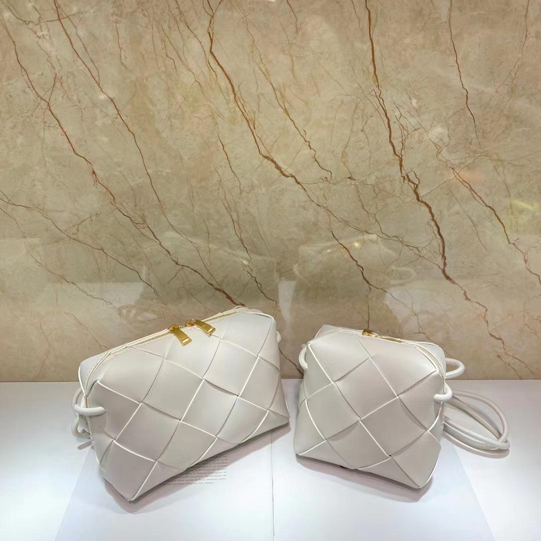 

2024 Весна/Лето Женская мода из коровьей кожи, плетеная вручную, с узлом, сумка через плечо и через плечо 15*7*14CM Small