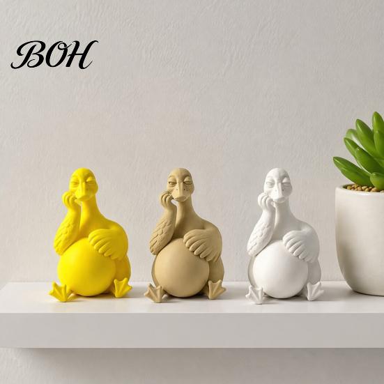 Cute Duck Desk Ornaments Daydreaming Figurine, Minimalist Holding An Egg Sculpture, Resin Delicate PLA Figures Animal Statue, Creative Desktop