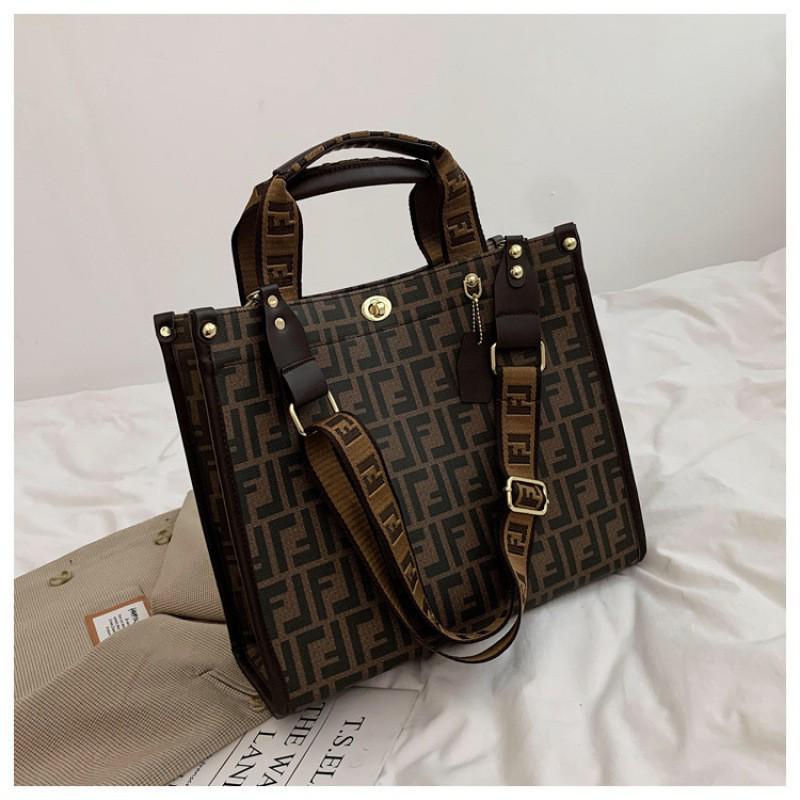 Модная женская сумка 2025: Просторная сумка-кроссбоди с дизайном в виде буквы