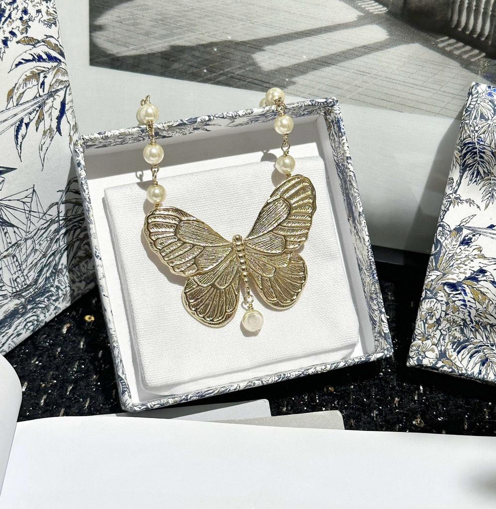 New Hot Brand Vintage Women's Necklace Luxury Jewelry For Women Gift Fashion Butterfly Type Designer Pendant Pearl Chain Choker
