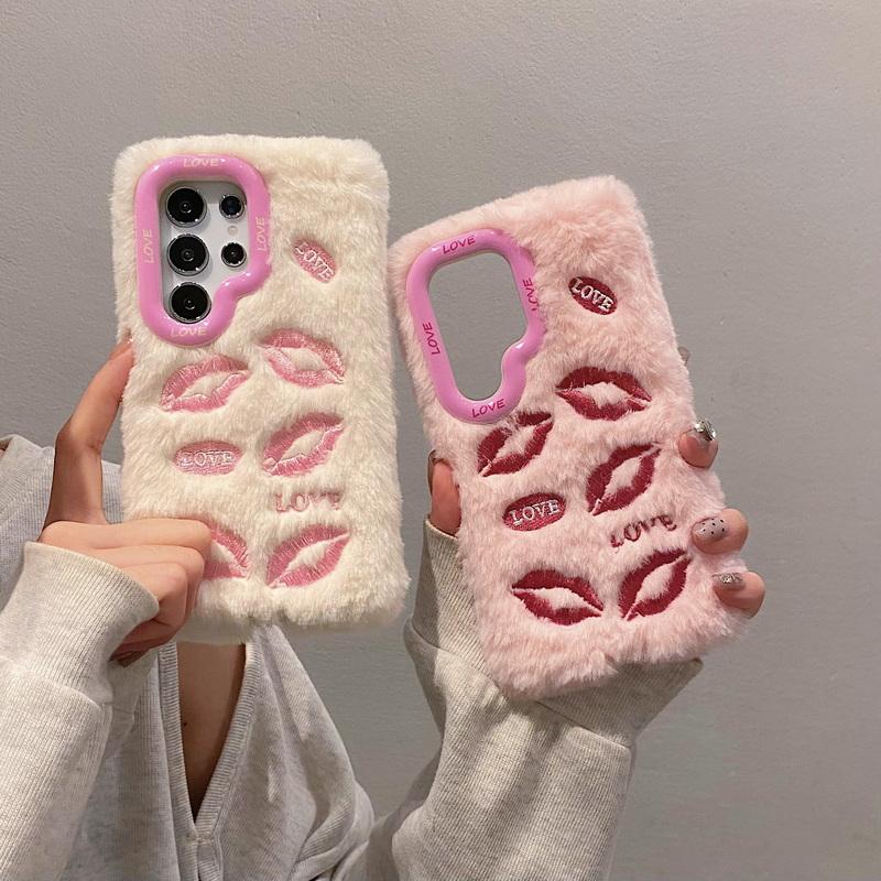 

Чехол Cue Soft Kiss Lip Plush для телефона Samsung S24 S23 Ultra Plus A55 A54 A35 A15 A14 с подставкой для объектива, пушистый, теплый, ударопрочный чехол Samsung S24 белый