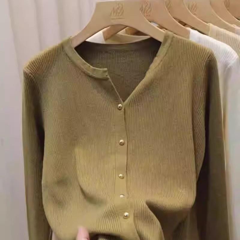 A New Autumn V-neck Cardigan for Women, A Simple and Elegant Knitted Sweater Jacket
