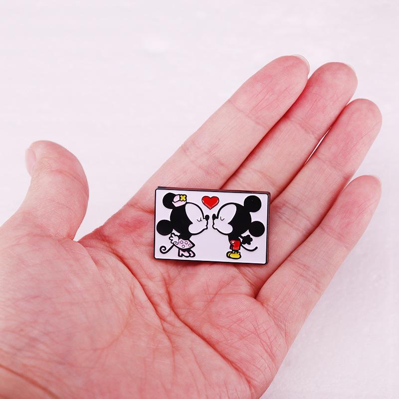 Adorable Cartoon Mouse Brooch: Perfect Gift for Friends and Loved Ones