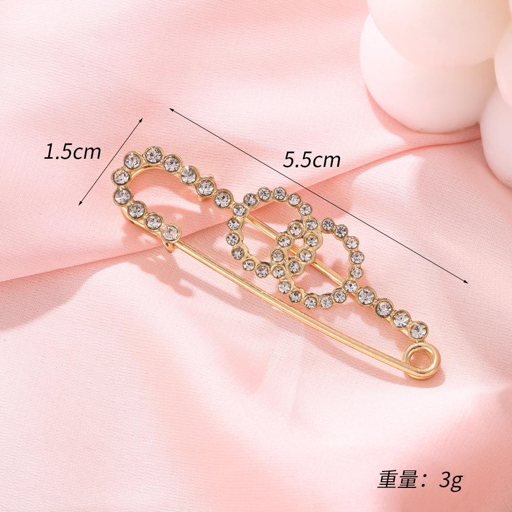 

Creative Zircon Love Round Brooch, Niche Design Anti-Exposed Scarf Buckle, Fixed Clothes Metal Pin Accessories