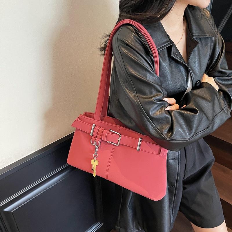 

Suede underarm bag women s 2025 new autumn trendy temperament commuter shoulder bag Korean version niche women s bag красный