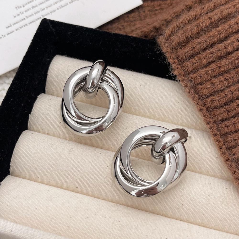 European & American Metal Circle Stud Earrings: Cold Style Tassel Earrings for Women