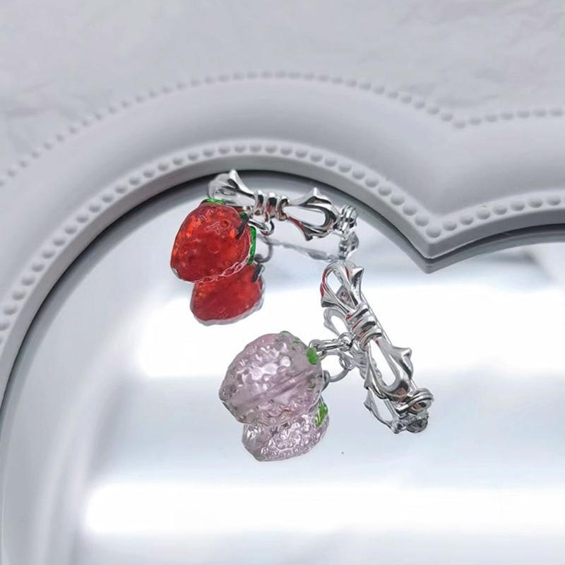 Simple Strawberry Pendant Brooch Lapel Pins Cute Dress Jackets Backpacks Badge Jewelry Fashion Clothing Pin Gifts