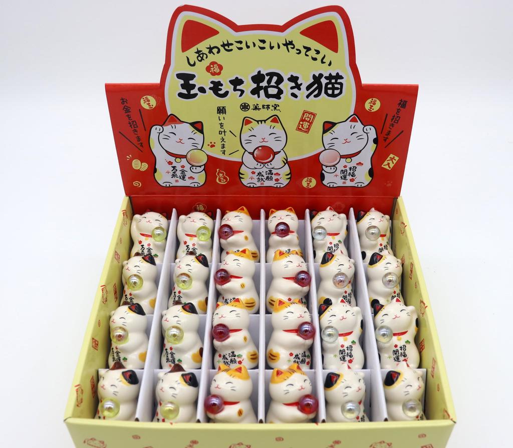 Yakushi Kiln Maneki-neko Ausstellungsset (24 Stück) mit Saitama Mochi (mit viel Glück Aufklebern)