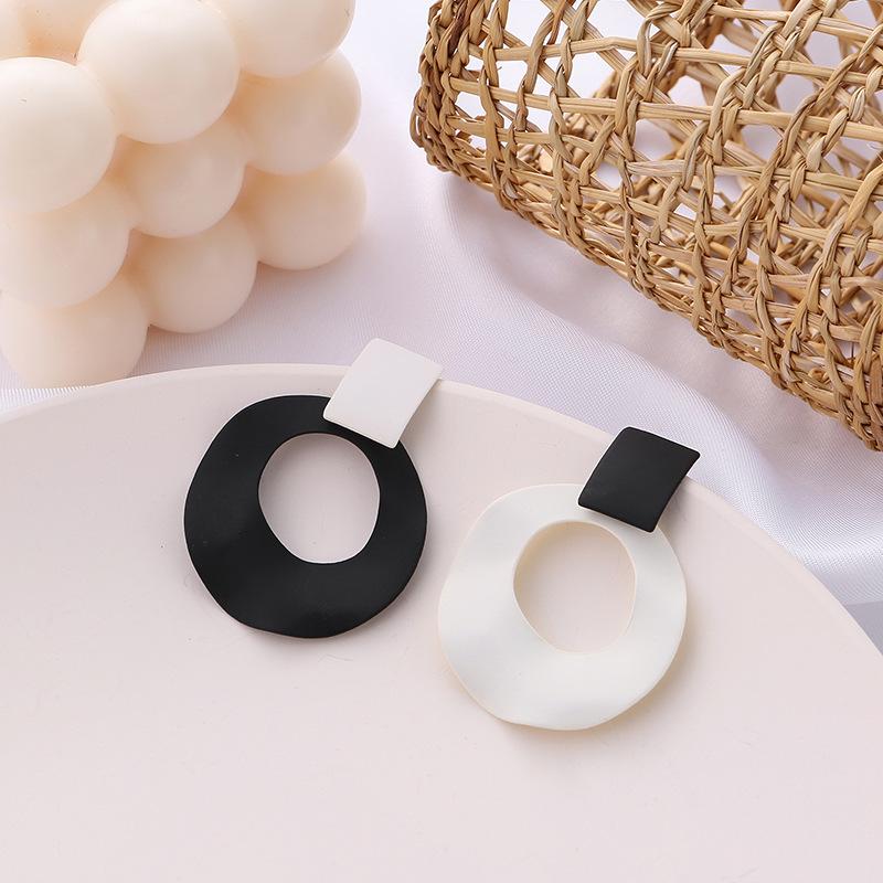 New Fashion Black White Mixed Colors Asymmetric Circle Hanging Earrings Women Hollow Round Pendant Eardrop Simple Zircon
