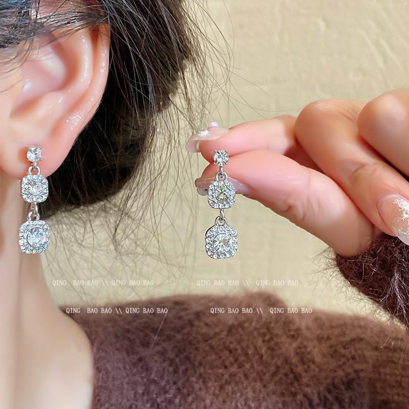 

Серьги-бабочки с цирконом: Роскошь, универсальность, тренд сезона осень/зима