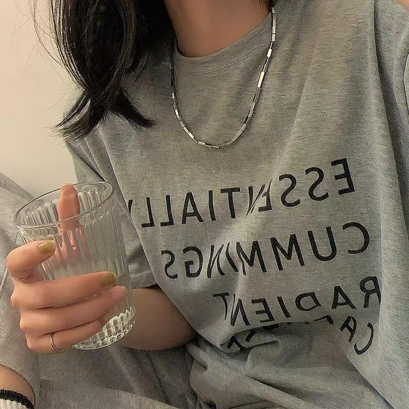 Collier Géométrique Carré en Acier Titane avec T-Shirt Été Femme Hip-Hop Vent Froid Luxe Léger Niche Haut de Gamme Chaîne Pull