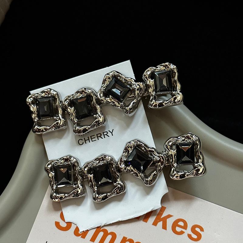 

2025 Trendy Rhinestone Metal Hair Clip: Minimalist High-End Side Clip for Women s Bangs