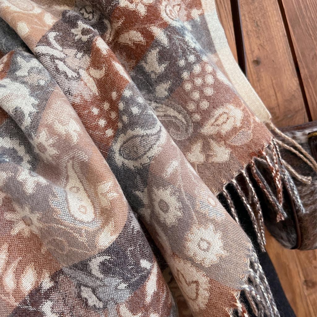 Ethnischer Stil Retro Kontrastfarbe Karomuster Blume Schal Damen vielseitige Quaste Imitation Kaschmir Schal mit hochwertigem Außenmaterial