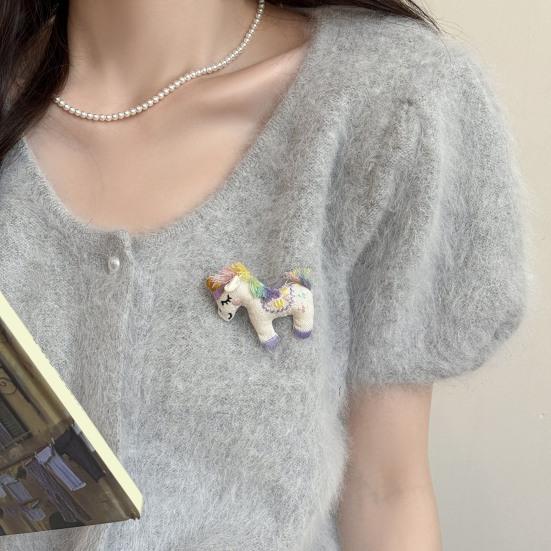 Broche Diseño de Muñeco de Caballo de Dibujos Animados Colorido Pin de Broche Suéteres Cuellos Sombreros Bolsos Abrigos Bufandas Accesorio Versátil