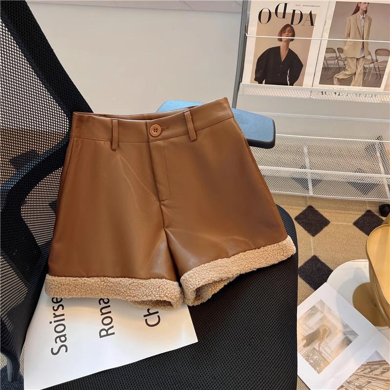 

2024 Women s High Waist Lambswool & Leather Spliced Shorts - Autumn/Winter Trendy Casual Wear M чорний