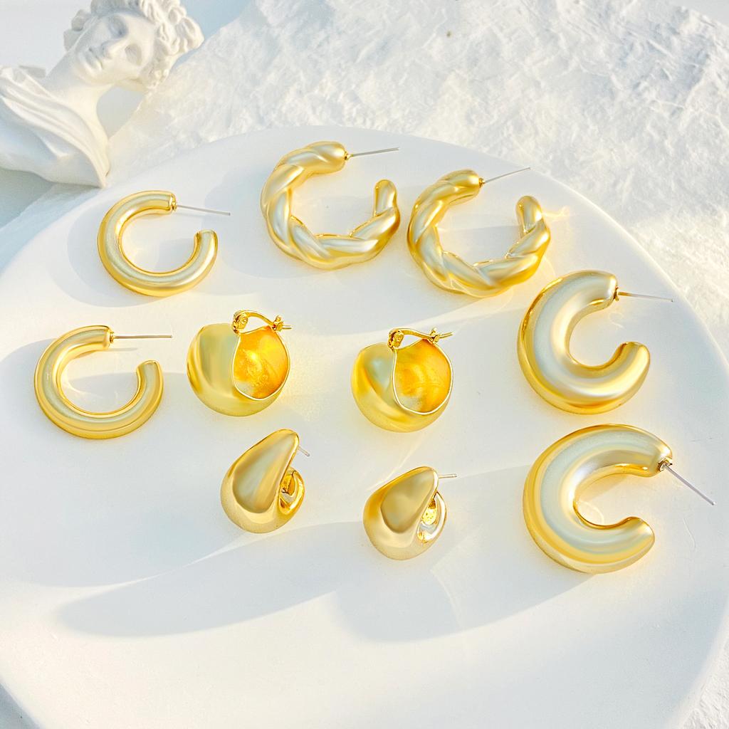 New Retro High-end Hollow Earrings Women's French Trend Gold-plated Light Luxury Temperament Plain Ring Earrings Women