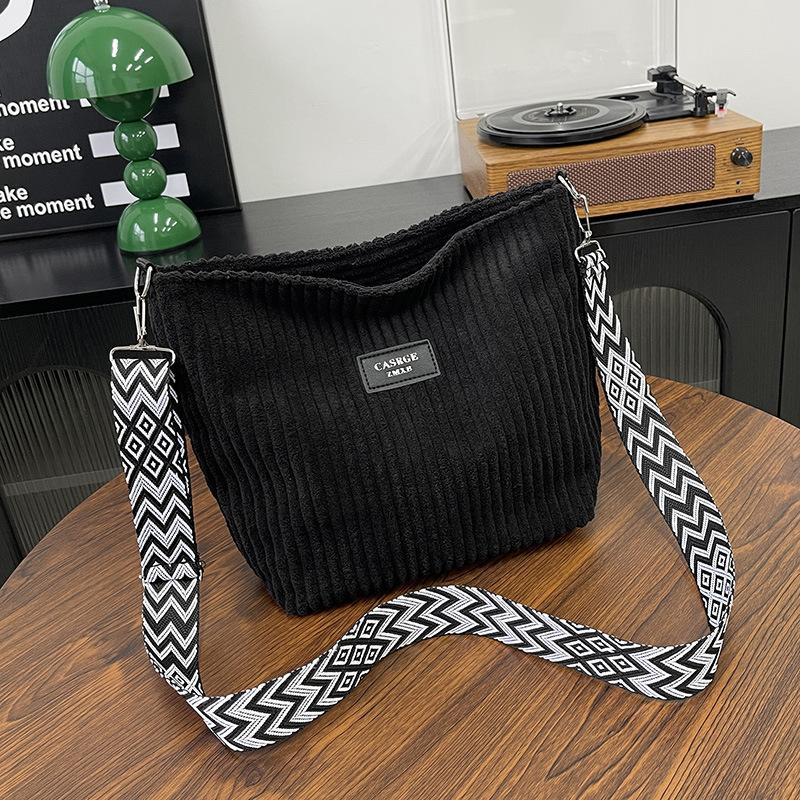 

New large-capacity women s bag shoulder bag solid color shoulder bag versatile tote commuter bag corduroy bag women чёрный