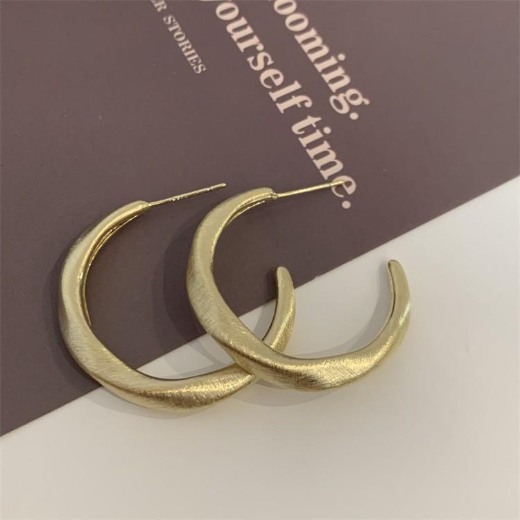 Elegant Korean C-Shaped Metal Stud Earrings for Women - Light, Luxurious, Versatile, and Stylish Ear Jewelry