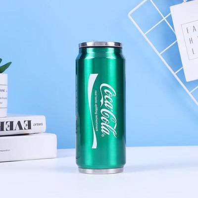 Izolovaný hrnek ve tvaru plechovky Coca-Coly se slámkou
