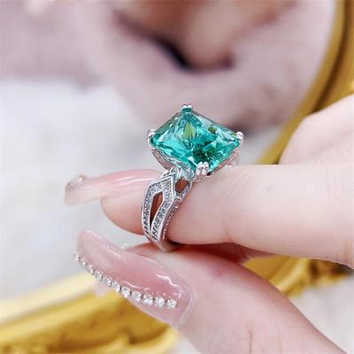 Emerald Square-Cut Gemstone Ring for Women - Cool Style, Light Luxury, High-End Feel