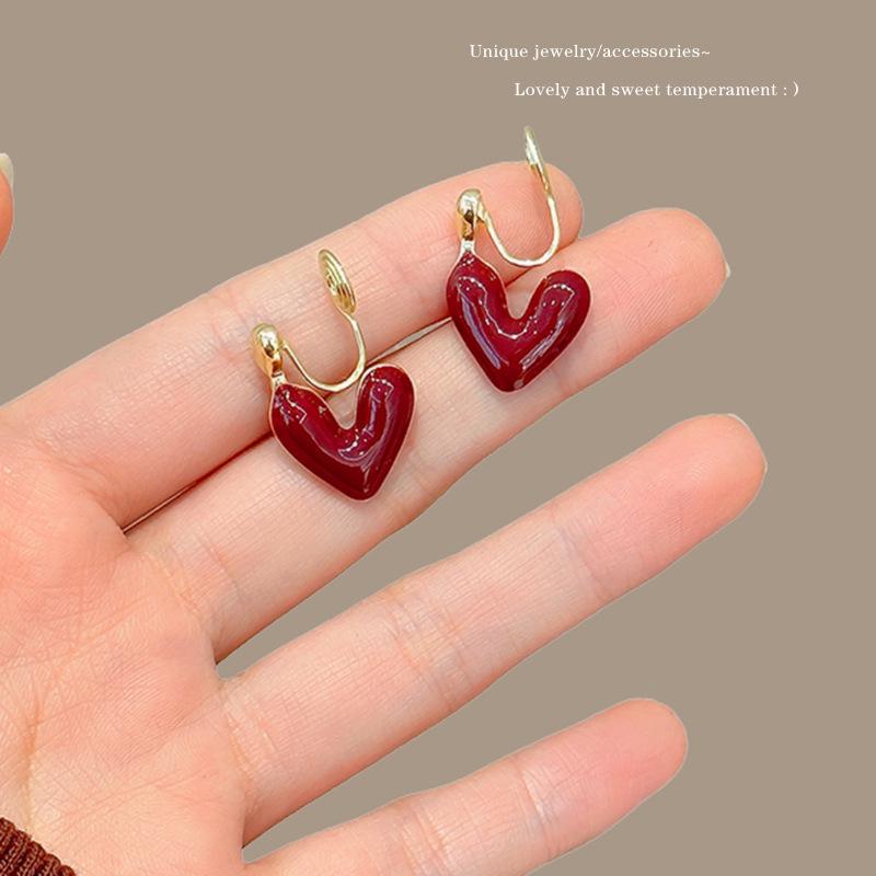 Eleganckie kolczyki z perłami: Prosty, luksusowy design na jesień/zimę 2024