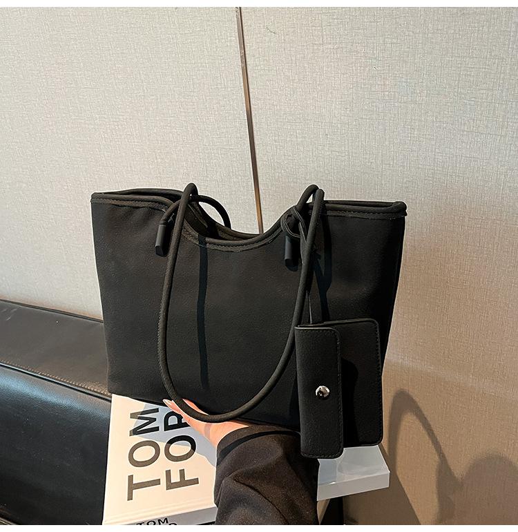 

Autumn tote bag women s large-capacity bag 2025 new college students class commuter bag fashionable shoulder bag чёрный