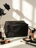 Burberry Zwarte Satin Dubbele Rits Make-uptas Grote Capaciteit Reis Cosmetische Waszak met Handvat voor Vrouwen