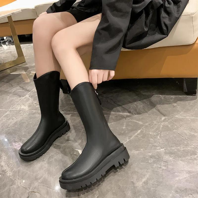 Thick-soled thin medium boots women's new round-headed British style flat-bottomed velvet Martin boots are versatile.