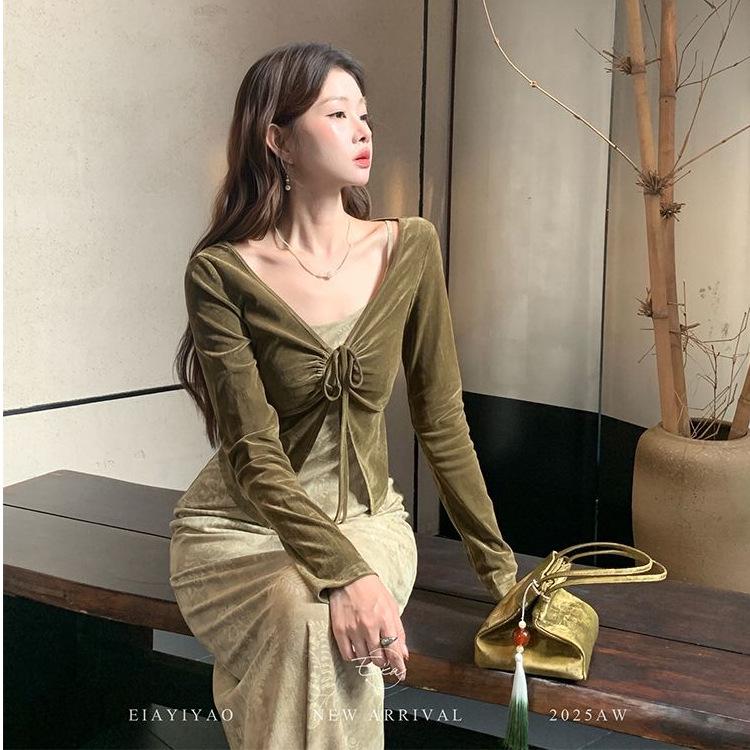 Осенний шик: Комплект: Тонкое платье на бретельках и короткая куртка в китайском стиле M