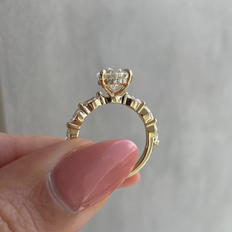 Luxurious Sparkling Teardrop Shaped Zircon Inlaid Women's Ring, Exquisite and Fashionable Wedding Banquet Jewelry Gift
