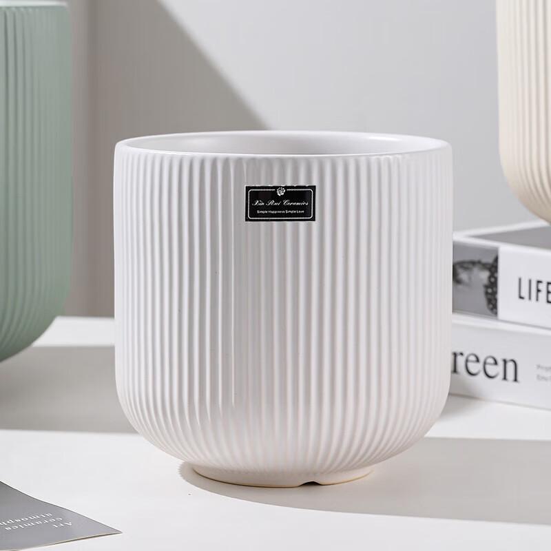 Großer mattgrauer Keramik-Blumentopf mit Untersetzer