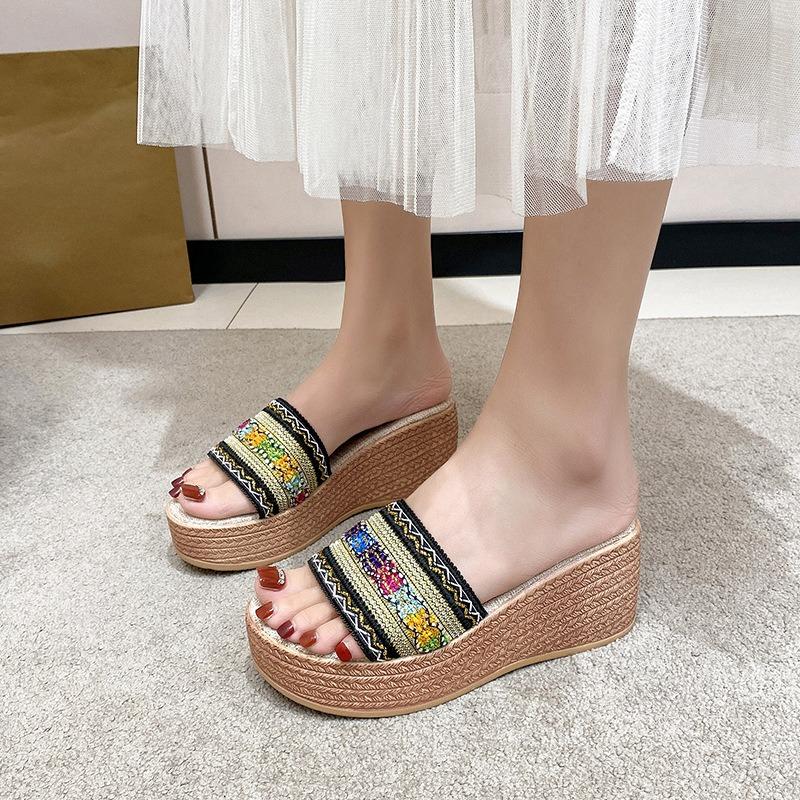 Large-sized Flat-bottomed Flip-flops for Women in The Summer of 2025.Bohemian Vacation Style for Women Wearing Flip-flops 35-43