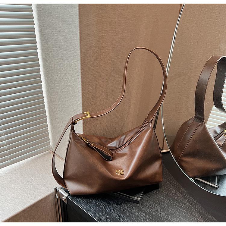 

Сумка для поездок на работу подмышкой женская большая вместимость 2024 новый нишевый дизайн ретро сумка через плечо сумка-мессенджер сумка для пельменей коричневый