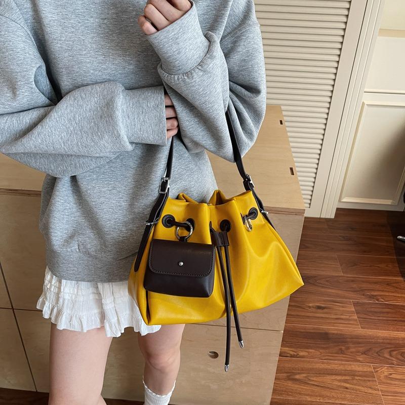 One shoulder underarm bag women's new texture niche casual simple large capacity tote bag