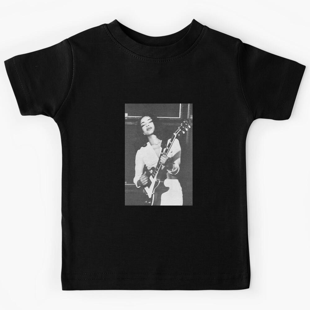 Sade playing the guitar Kids T-Shirt 100