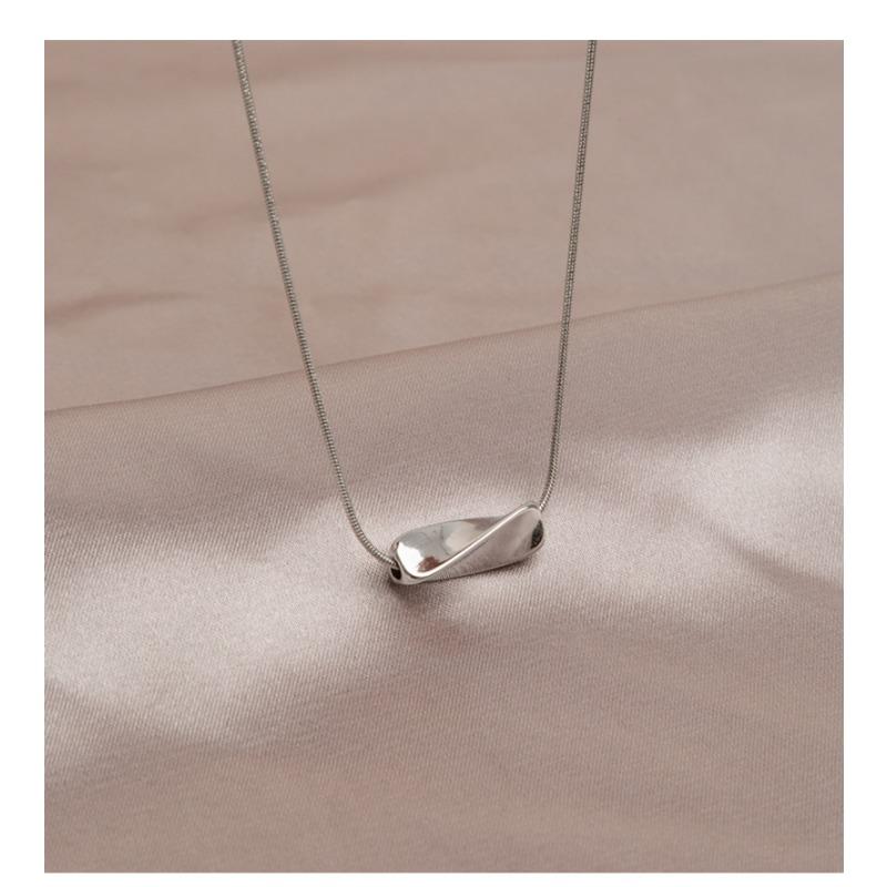 Light Luxury Fashion Irregular Twisted Geometric Collarbone Necklace For Women