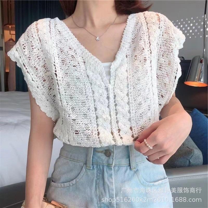 Summer Crochet Hollow Out V-neck Loose Lace Tank Tops Women Fashion Thin Chic Sleeveless Women Camis Tops Elegant Base Slim Vintage Tank Vest 26571
