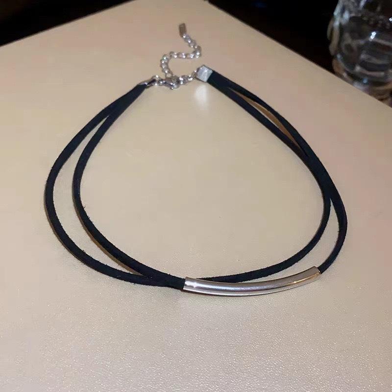 Gargantilha curva preta de camada dupla feminina com design de nicho, corrente de couro para clavícula, corrente de pescoço simples e versátil personalizada