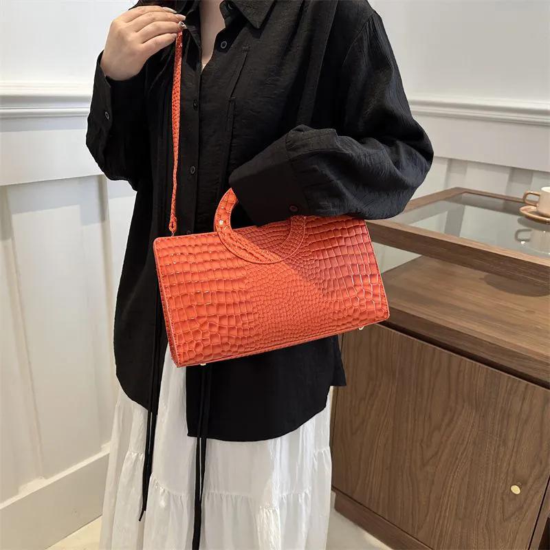 

Повседневная модная сумка большой емкости для пригородных поездок в стиле ретро на одно плечо с наклоном для женщин 31*17.5*10.5cm оранжевый