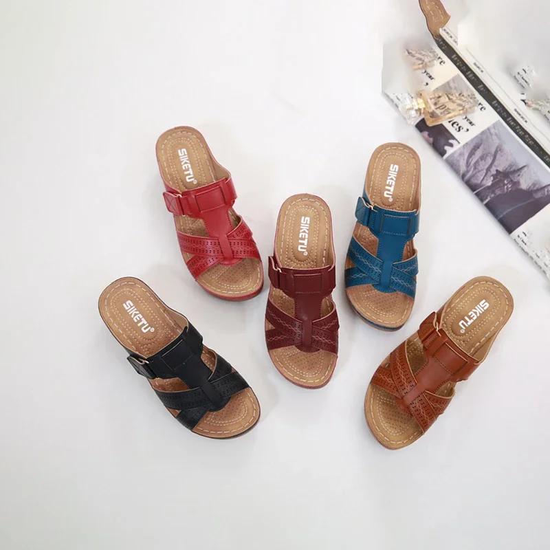 Летние женские босоножки на танкетке — фото 5